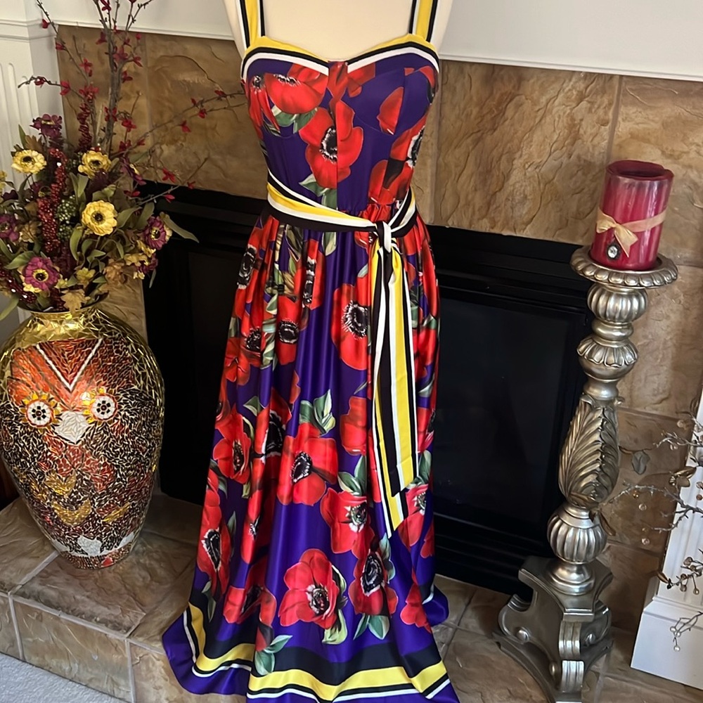 Size medium it work, small red and purple color, beautiful dress and materials